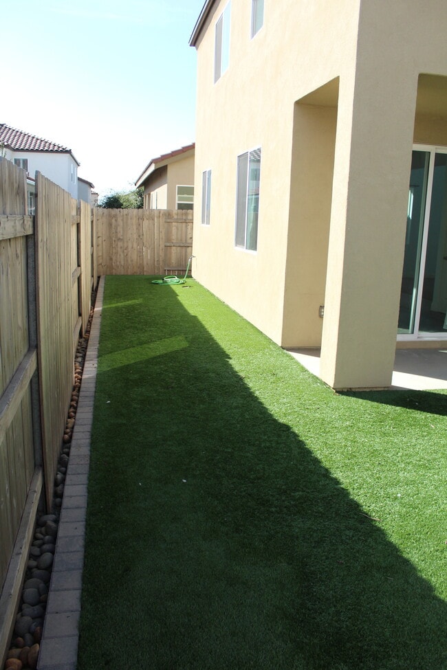 Building Photo - 4372 Ladera Dr