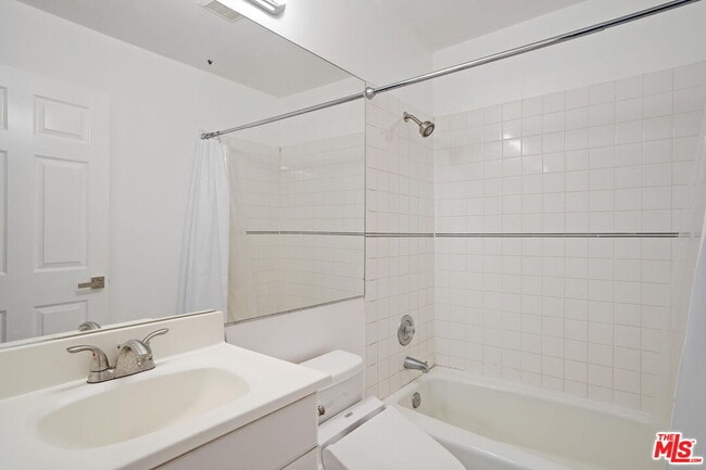 Building Photo - 850 N Poinsettia Pl