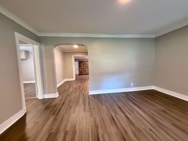 Building Photo - Cozy 3 Bedroom Home Ready for Move In!- $5...