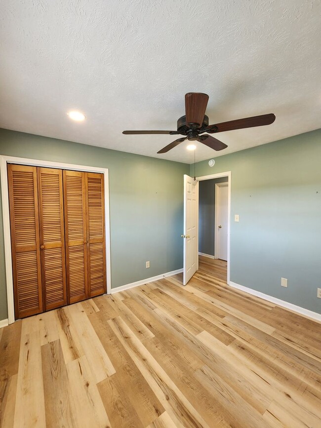Building Photo - Large Brick Ranch-Rental