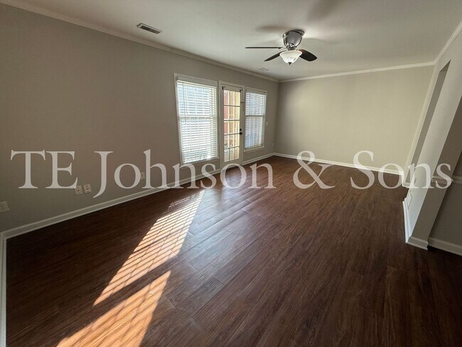 Building Photo - Modern 2-Bedroom with Granite Finishes & F...