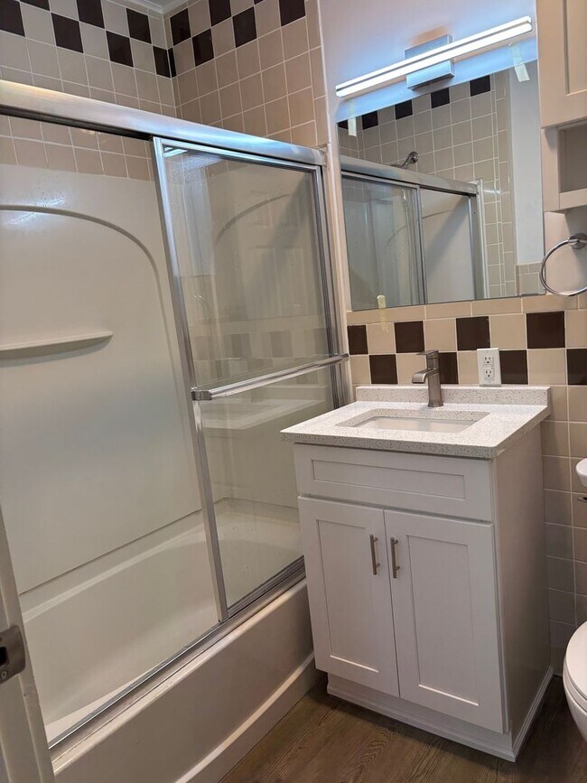 Building Photo - Newly remodeled, 1st floor, 2 bedroom apt. Bethlehem Pa