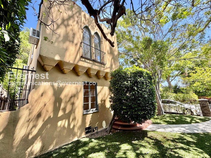 Building Photo - 132 N Crescent Heights Blvd