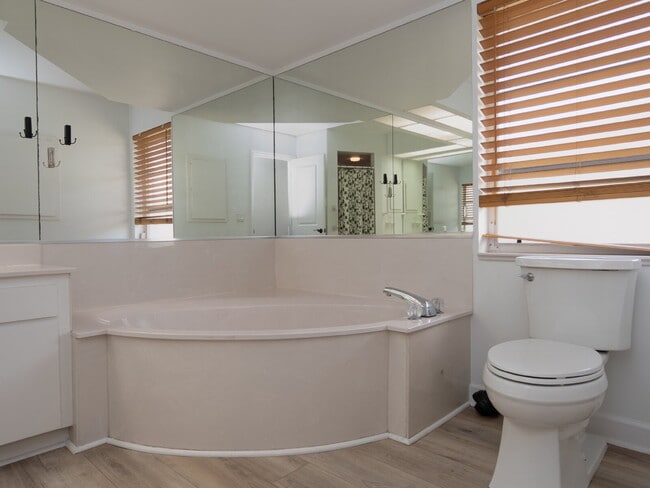 Building Photo - "Spacious 3-Bedroom Pool Home with 2 Baths & 2,075 Sq. Ft. of Comfort in Venice, FL!"