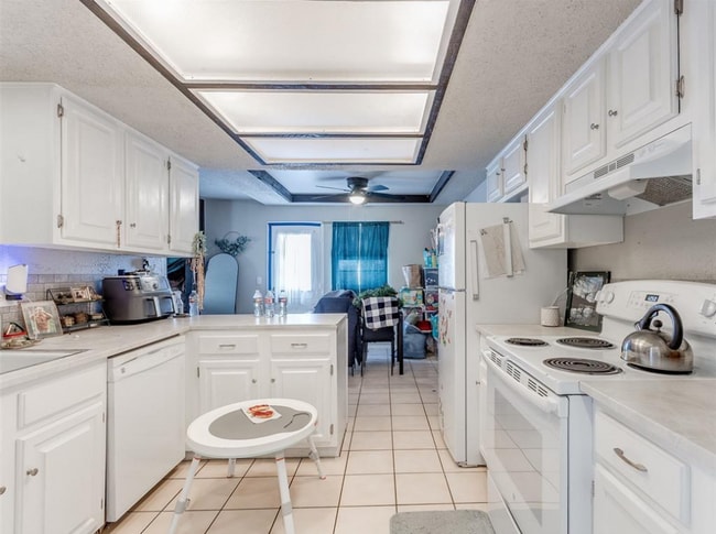 Building Photo - 6916 Woodlake Dr