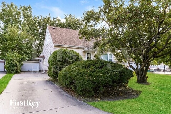 Building Photo - 6667 Glenview Dr