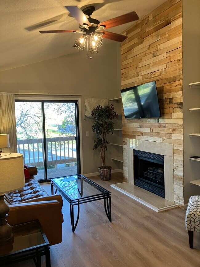 Building Photo - 1371 W 18th Ave