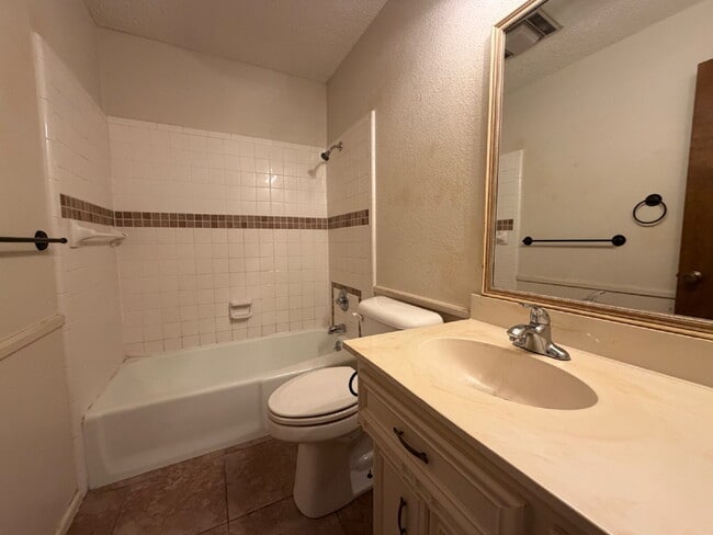 Building Photo - Large 2 bed 2 bath with a study and 2 car garage