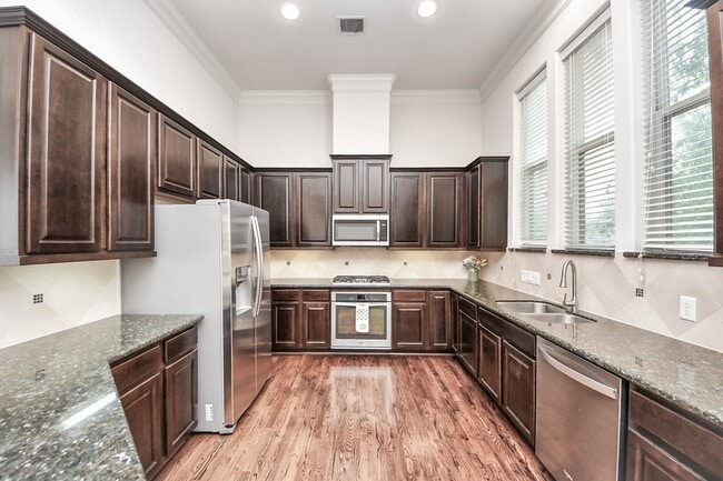 Building Photo - 8926 Lakeshore Bend Dr