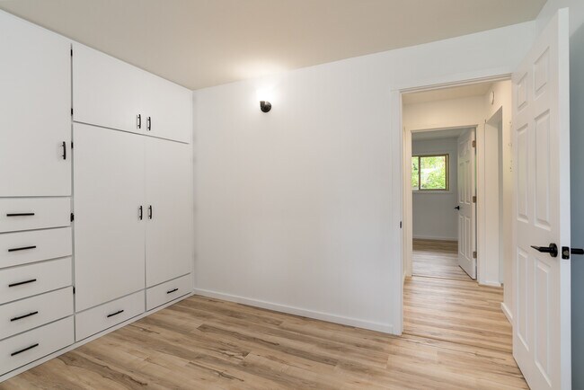 Building Photo - 121 Pinewood Ln