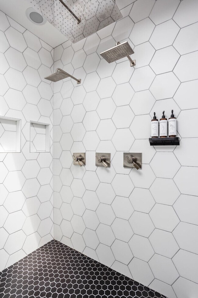 Building Photo - 1616 Pleasant St