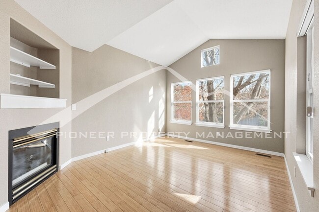 Building Photo - Spacious Townhouse with Central AC and Was...
