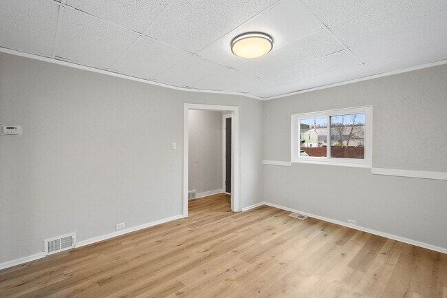 Building Photo - SCORE 1ST MONTH'S RENT FREE IF SIGNED BY DEC 28! Beautiful 2 bedroom home in Coraopolis available...