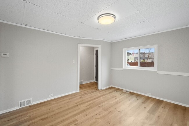 Building Photo - SCORE 50% OFF 1ST MONTH'S RENT IF SIGNED BY DEC 5! Beautiful 2 bedroom home in Coraopolis availab...