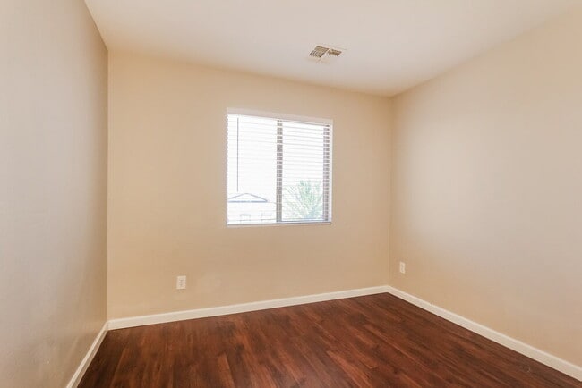 Building Photo - 5564 S 240th Dr