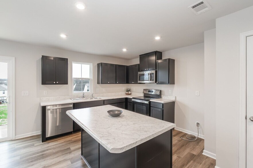 Building Photo - 404 Deer Meadow Ln