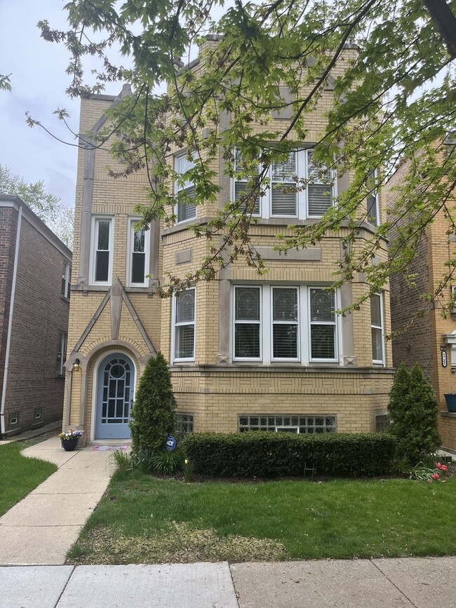Primary Photo - 5718 N Richmond St