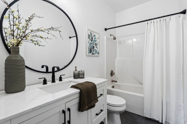 Building Photo - Spectacular SW Portland 2 bedroom Townhouse