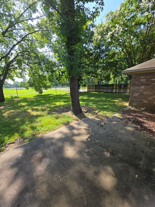 Building Photo - 619 Resimont Dr