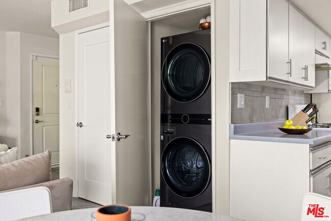 Building Photo - 252 W Spazier Ave