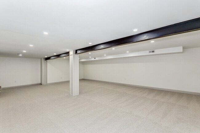 Building Photo - 2243 N Lynnwood Dr