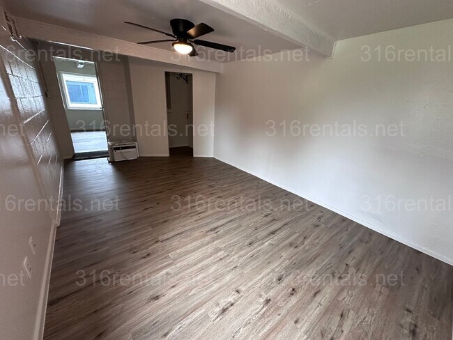 Building Photo - $695 -  2 bed 1 bath Duplex - Located in t...