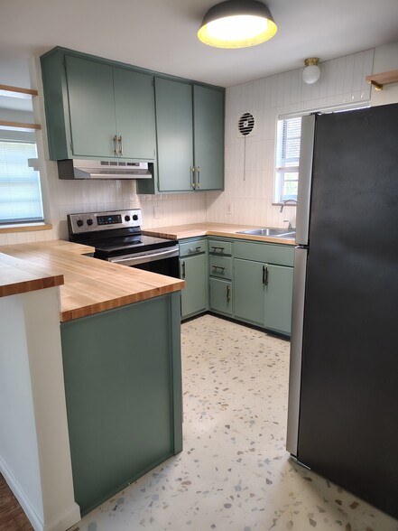 Building Photo - 1651 W 57th St