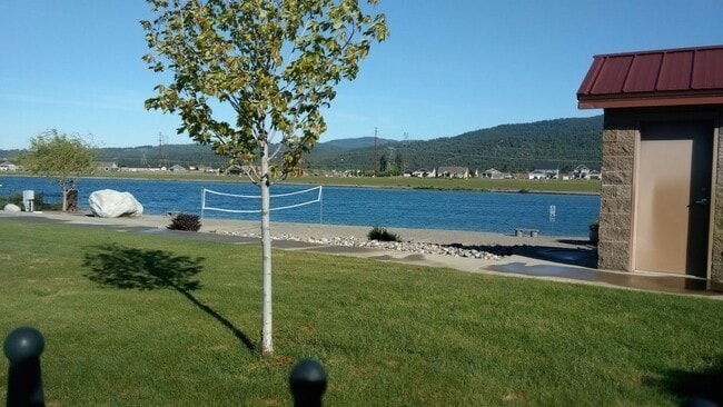 Building Photo - Beautiful Custom Home in The Cove at The radiant Lake Estates