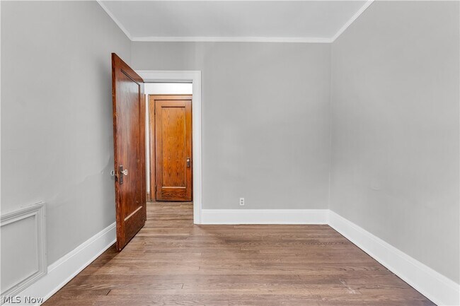 Building Photo - 1321 W 85th St