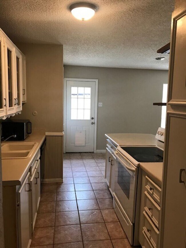 Building Photo - 3 bedroom in quiet subdivision