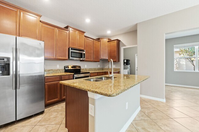 Building Photo - Beautiful 3/2.5 Energy Efficient Home in H...