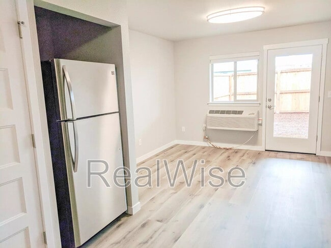 Building Photo - 8300 SE Flavel St