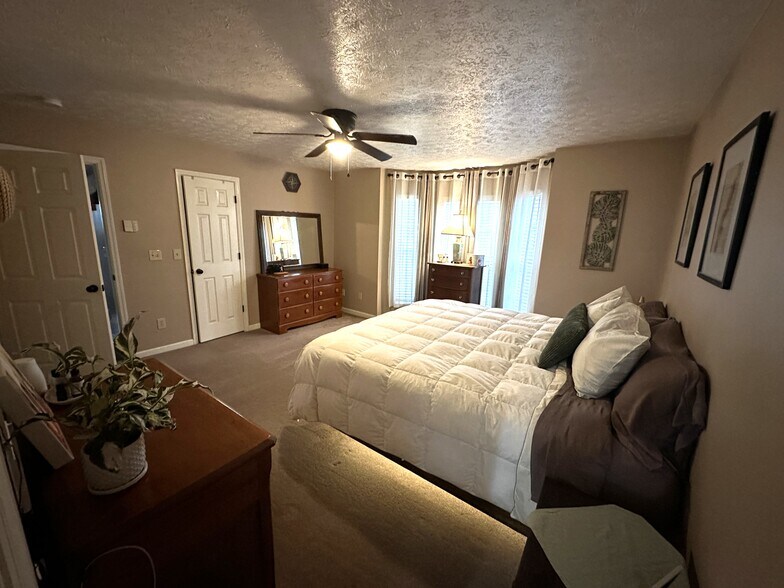 Building Photo - 1008 Hunt Ct W