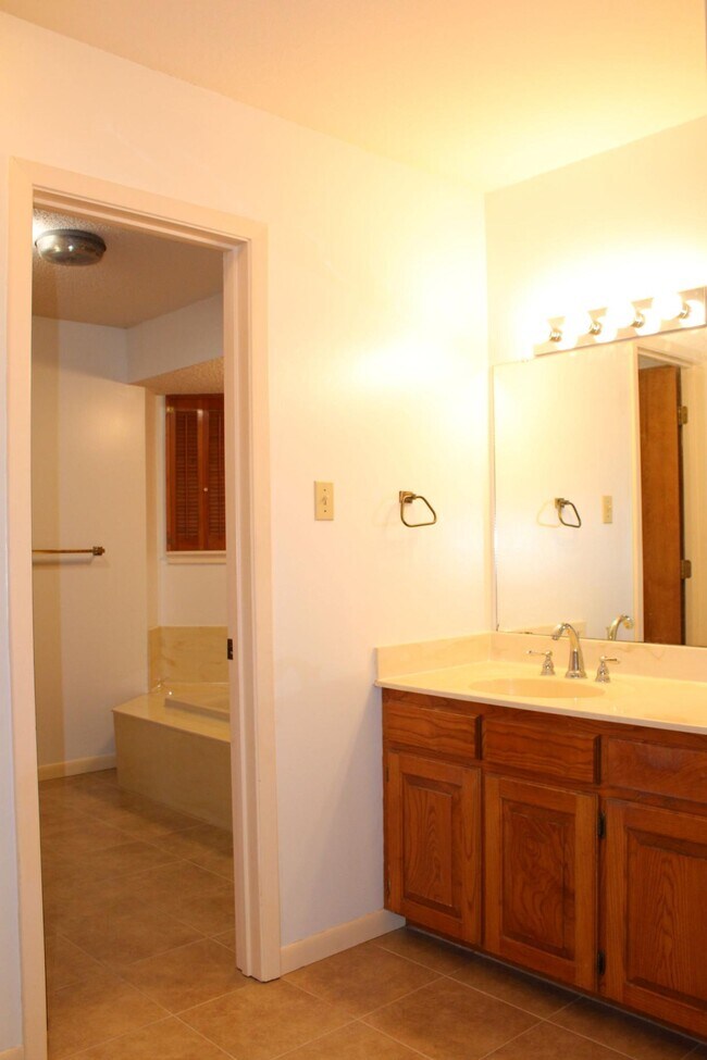 Building Photo - 153 Ben Hogan Dr