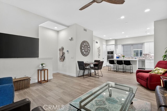 Building Photo - 985 Doheny Way