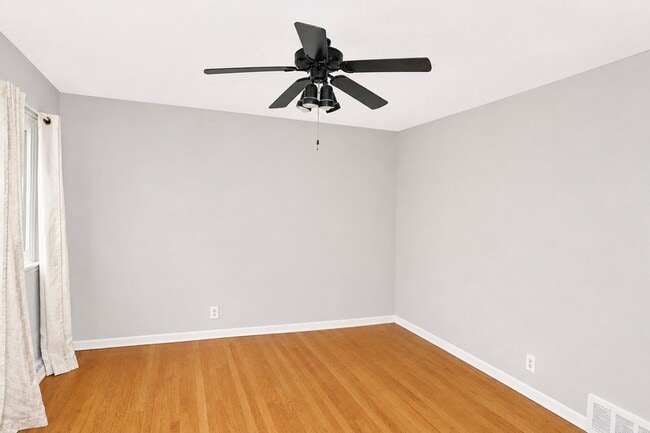 Building Photo - 4843 Elm St