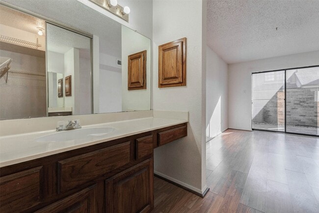 Building Photo - 200 Pecan Dr