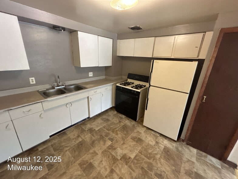Building Photo - 8115 W Hampton Ave
