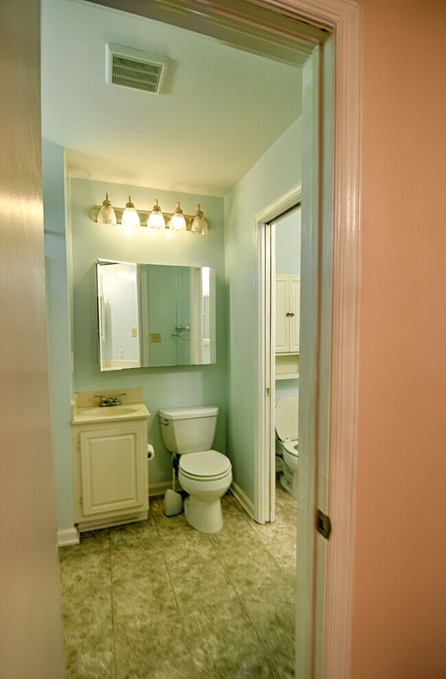 Building Photo - Home in Chapel Hill