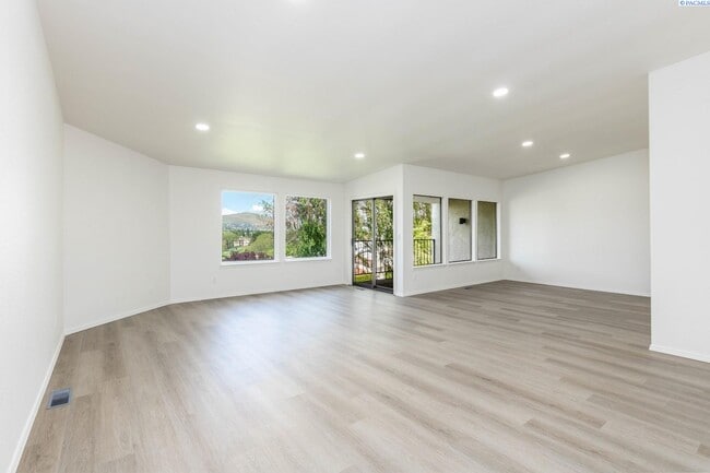 Building Photo - Meadow Springs Condo