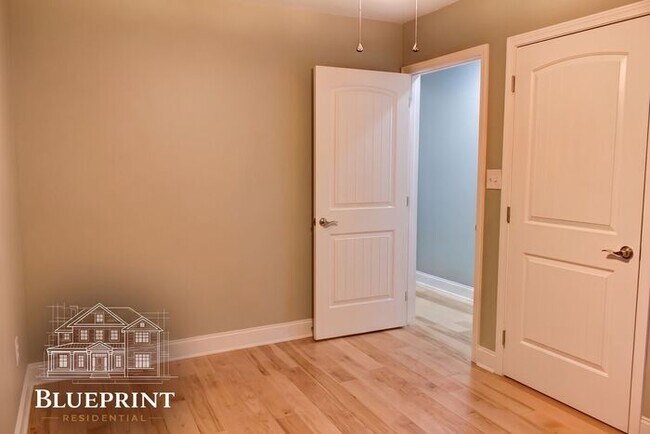 Building Photo - Quiet neighborhood, great neighbors, great ranch layout with beautiful covered back deck!