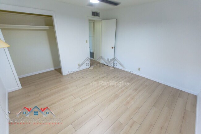 Building Photo - 5706 E Des Moines St