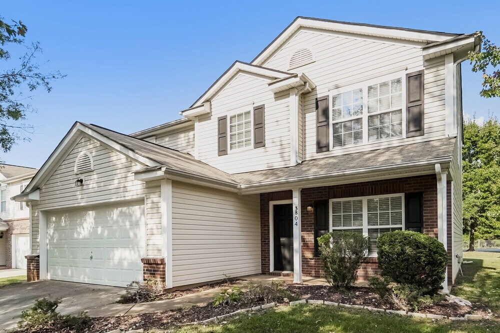 Building Photo - 3804 Larkhaven Village Dr