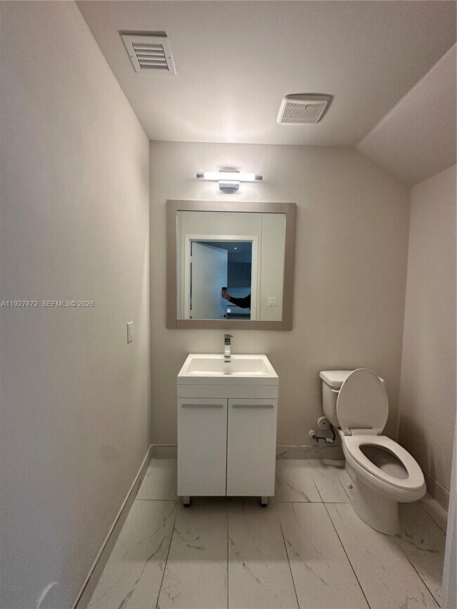 Building Photo - 2555 NE 193rd St