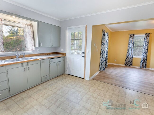 Building Photo - $500 OFF Special - Beautiful 4 Bed/1 Bath Home in Astoria