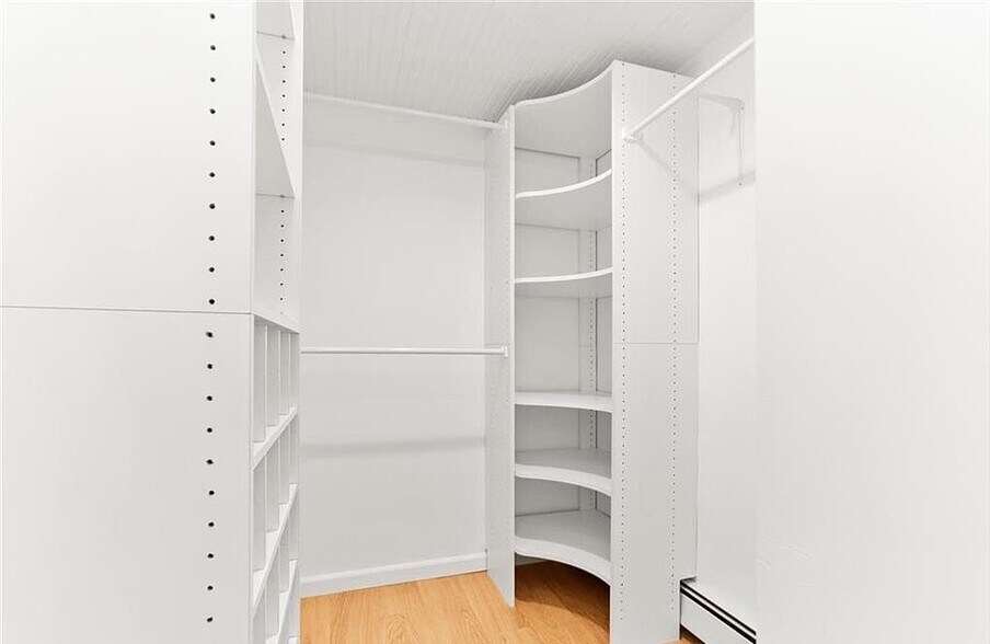 Building Photo - 8 Deerwood Ct