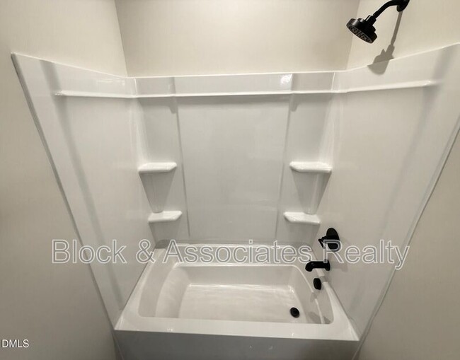 Building Photo - 216 Oak Summit Pl