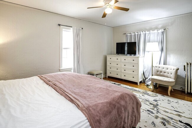 Building Photo - Spacious Two Bedroom Condo in Blackstone!