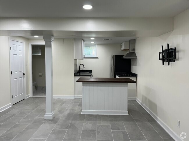 Building Photo - 8406 Spruce Hill Dr