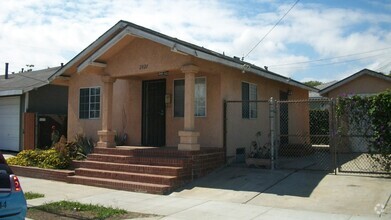 Building Photo - Available Now-  2 BEDROOM 1 BATH HOUSE WIT...